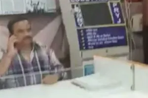 जंक्शन पर एक महिला द्वारा रेलकर्मी को चप्पल से पीटने का वीडियो वायरल